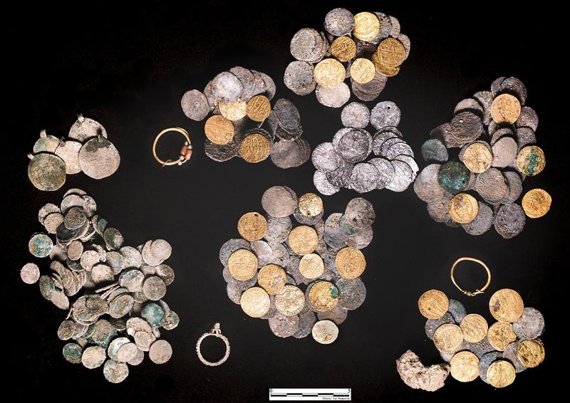 Magnificent hoard of gold and silver coins sheds unprecedented light on medieval Israel