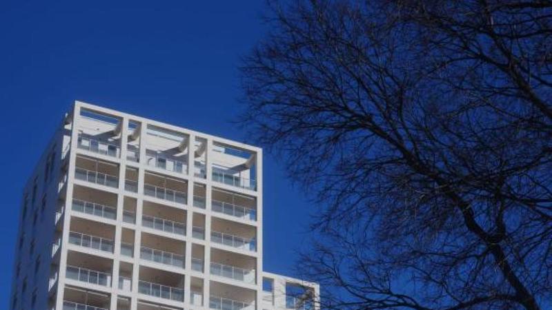 Torre Milano, otto a processo per abuso edilizio e lottizzazione abusiva. I vicini: «Il palazzo toglie due ore di sole». La replica: «Nessun complotto»