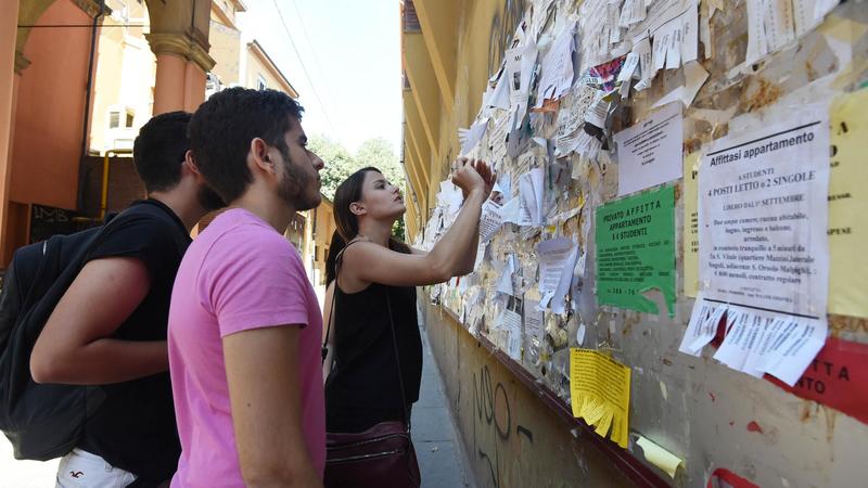 La giungla degli affitti sotto le Torri: dai numeri ai casi-scandalo