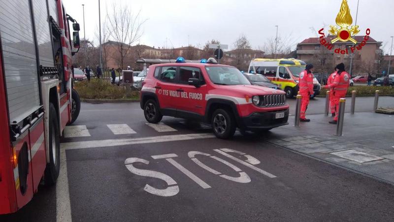 Paura all’Esselunga, si incendia un’auto gpl nel garage: punto vendita evacuato