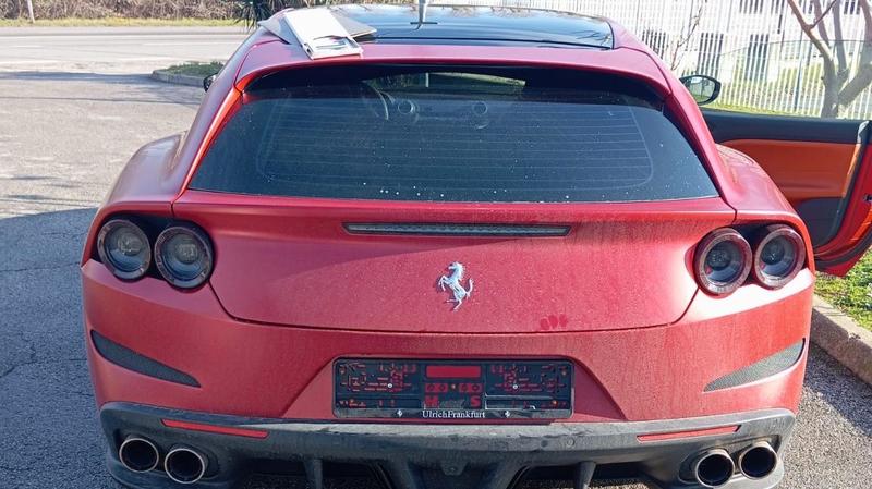 Sfreccia in centro con una Ferrari rossa fiammante, ma la targa è falsa