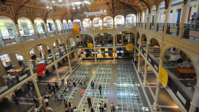 Paura in Sala Borsa, lancia computer dalla balconata: arrestato