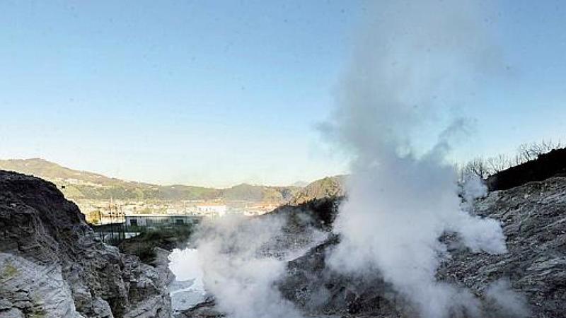 Campi Flegrei, zolfo nelle fumarole: Â«Il magma risaleÂ»