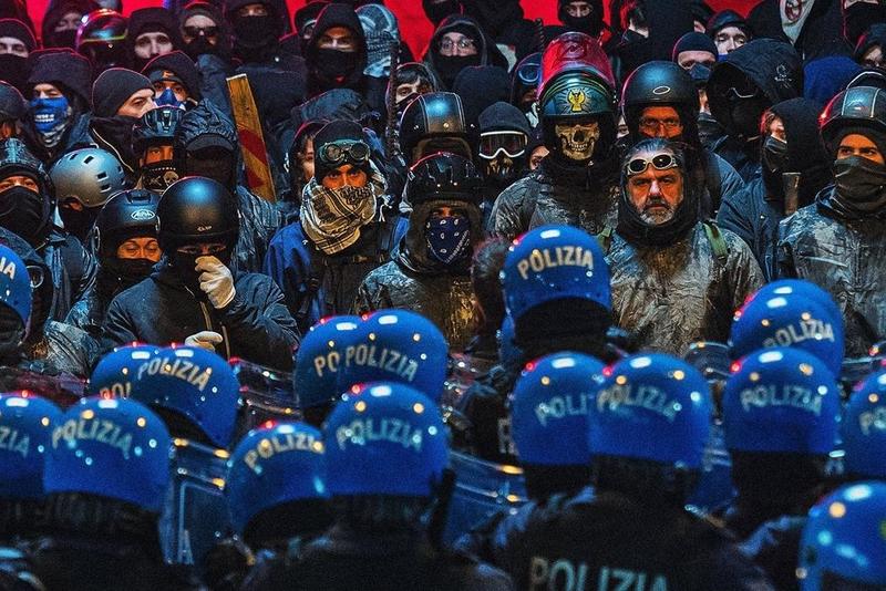 Nella democrazia allo sbando di ACAB ci sono solo sconfitti: agenti e manifestanti