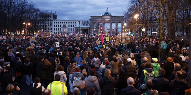 Zehntausende bei «Lichtermeer» am Brandenburger Tor