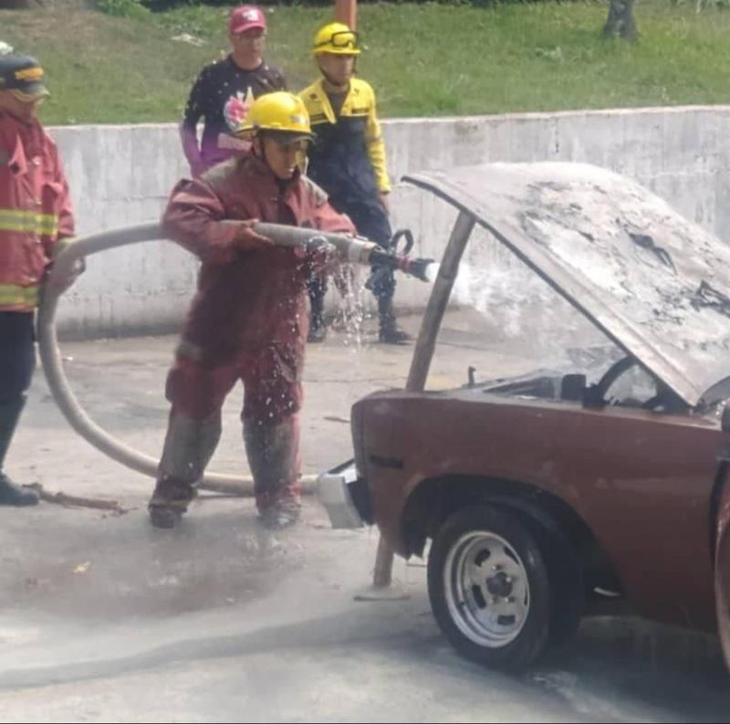 Vehículo se incendió en estacionamiento del hospital de Boconó