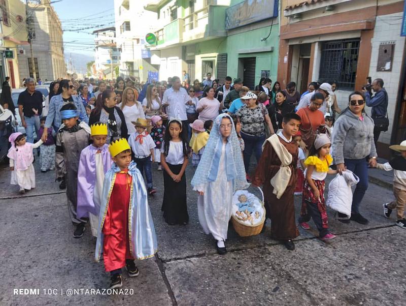 Realizan tradicional paradura del niño en la Gobernación de Mérida