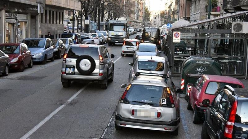 La guerra alla sosta in doppia fila: a Milano in un anno multe quasi raddoppiate, sono state 12.120 e in aumento del 43%