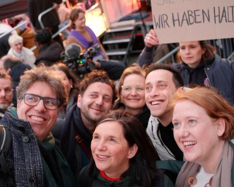 Shitstorm für die Grünen nach Demo-Selfie in Berlin: „Was stimmt mit diesen Leuten nicht?“