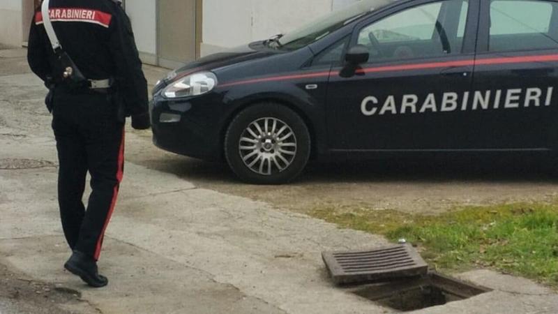 Perde le chiavi e si sporgeÂ inun tombino per recuperarle, ma resta incastrato: salvatoda passanti e carabinieri