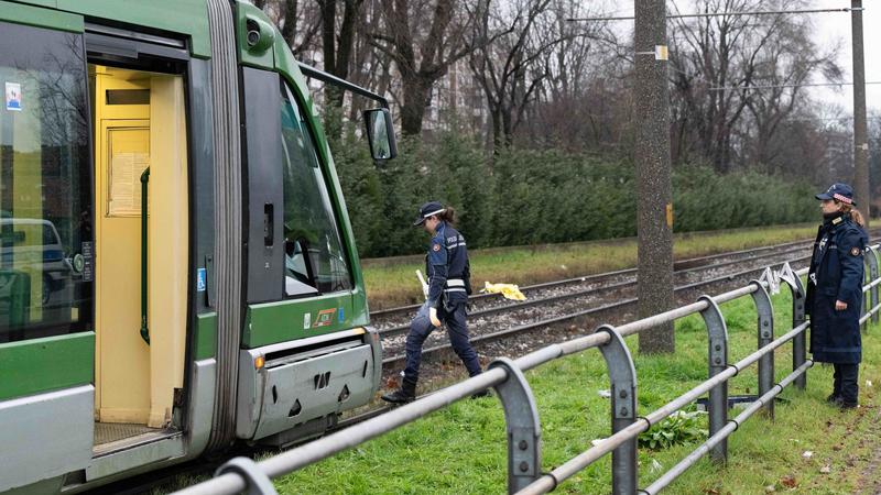 Muore investito dal tram: arti mutilati. Tragedia in via dei Missaglia a Milano