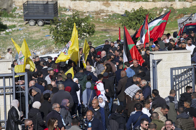 Un centenar de presos liberados por Israel llegan a Ramala, donde son llevados a hombros