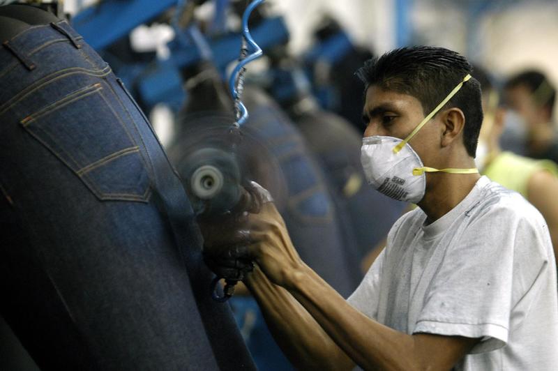 ¿Cómo de sostenible es fabricar unos vaqueros? La ley estrecha el cerco al residuo textil