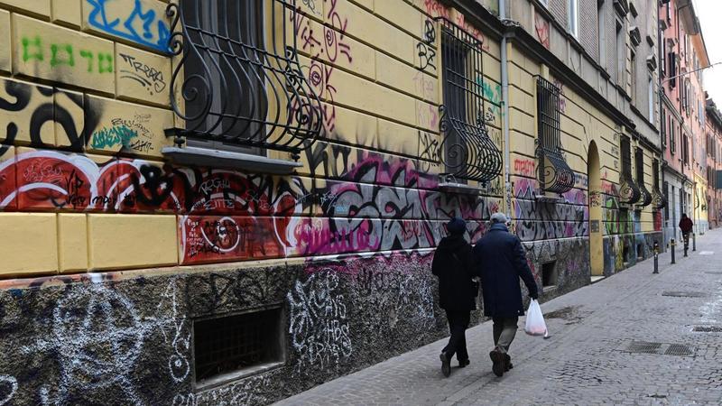 Graffiti, pulizia a spese dei cittadini: 