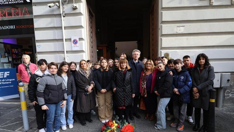 Medaglie al San CarloÂ e fiori in piazza, Manfredi: Â«Lavoriamo insieme per un futuro di paceÂ»