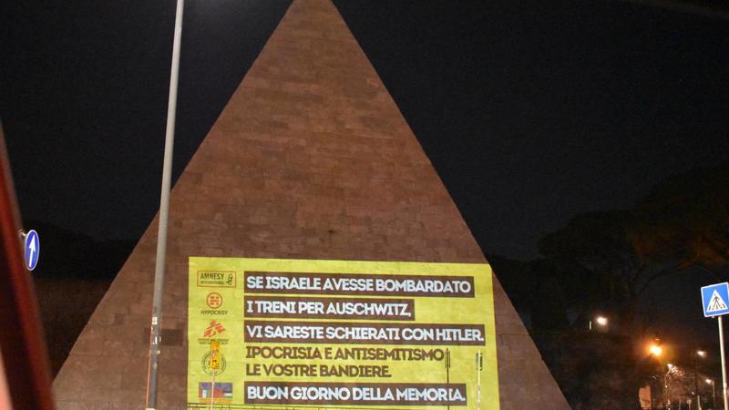 Meloni: “Shoah abominio con la complicità del fascismo”. Scritte anti-ong proiettate sulla piramide Cestia a Roma /