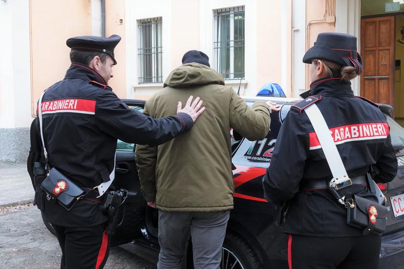 Bologna, minaccia la compagna e aggredisce i carabinieri. Arrestato