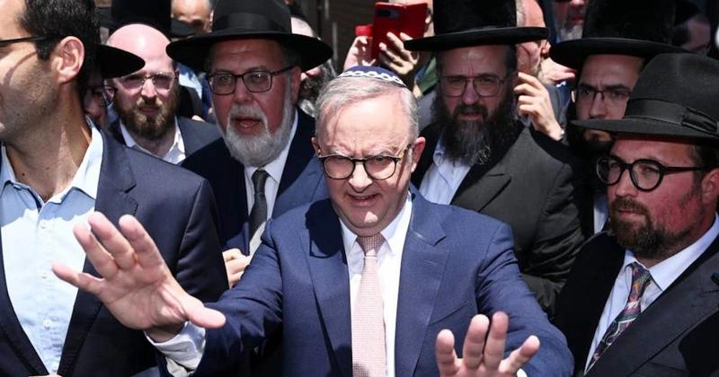 PM struggles to find right note on antisemitism