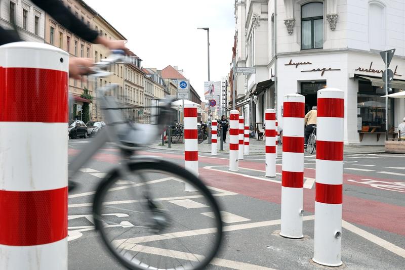 Erste Bilanz zu den Pollern in der Tucholskystraße: Weniger Unfälle mit Autos, mehr verletzte Radfahrer