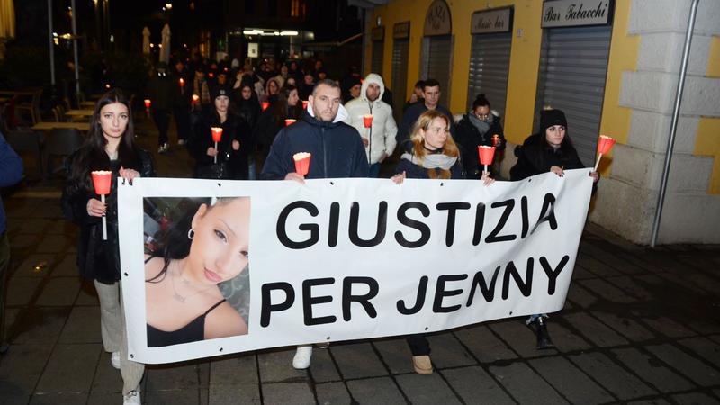 Fiaccolata per Jennifer, morta in auto a 13 anni. Mamma e amici sfilano nel rione: vogliamo giustizia