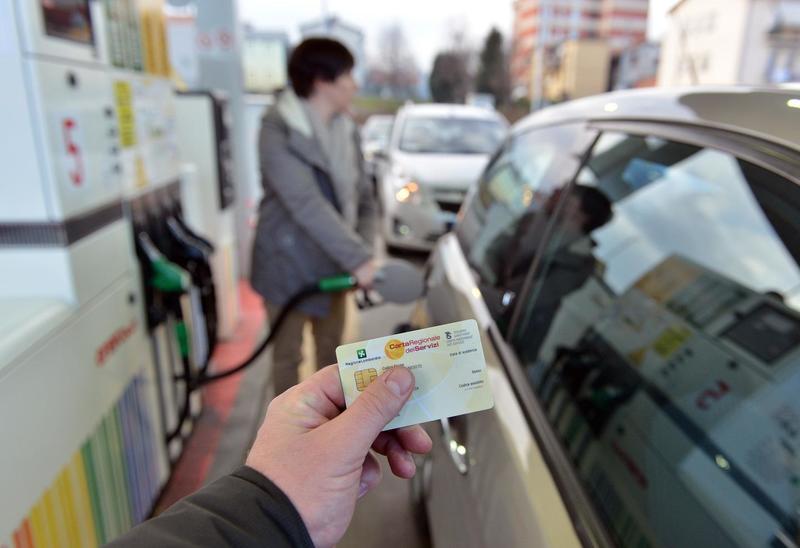 Benzina, cambia tutto: ora sono gli svizzeri a farla in Italia. E anche il Ticino studia la ‘carta sconto’