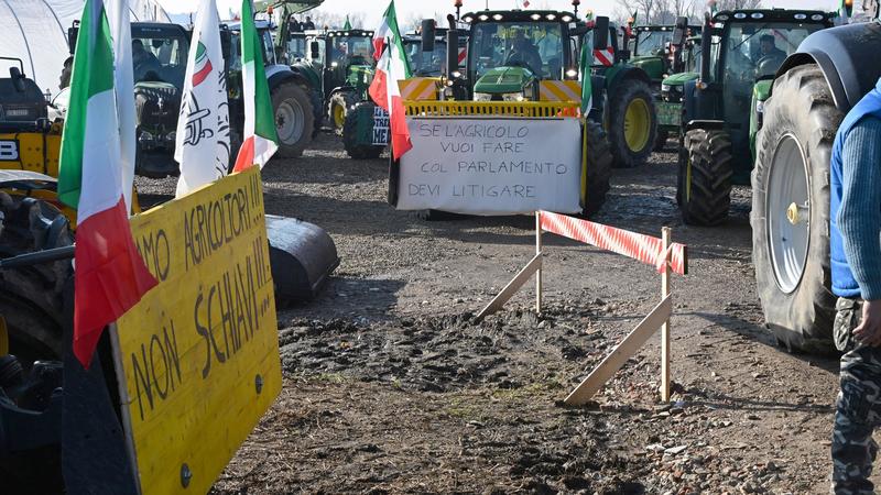 I trattori invadono Milano: la protesta degli agricoltori arriva al Pirellone, “Fontana ascoltaci”