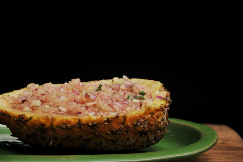 Frutas, peixes e frutos do mar funcionam na grelha durante o verão