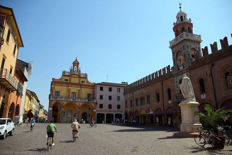 Cento, sfrattato da casa e poi truffato: 