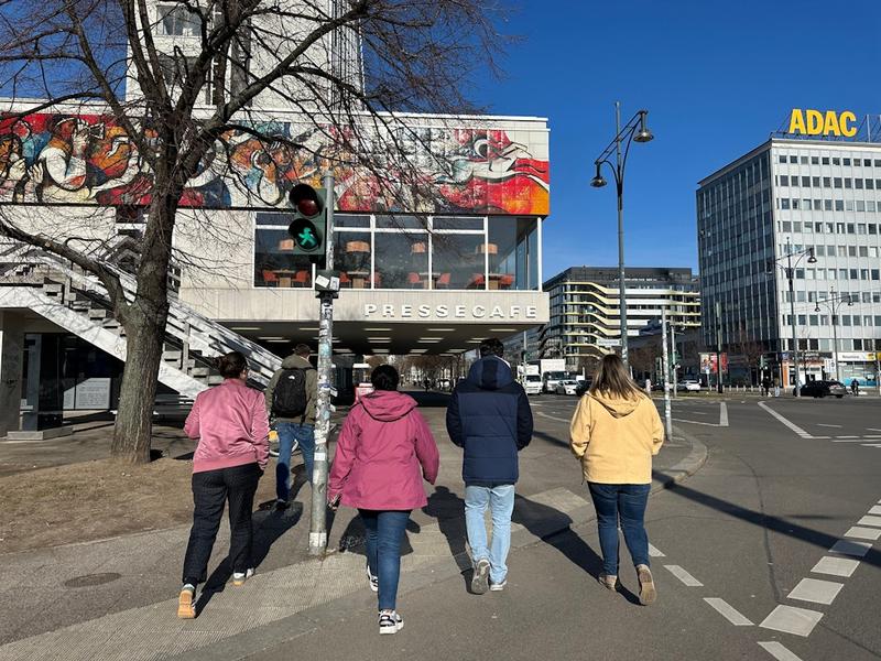 Berliner Frühlingskluft mit X-Faktor: Die Übergangsjacke ist wieder da